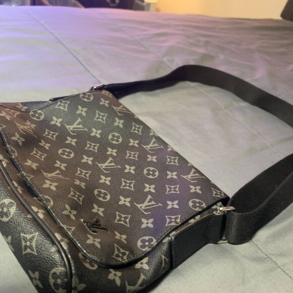 Pre - Owned Louis Vuitton Dstirct Pm Black Size One